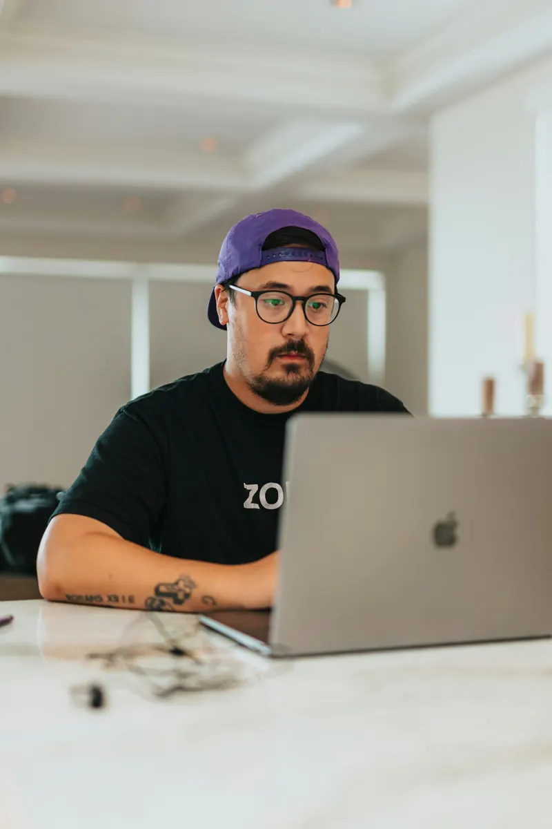 Homem estudando no notebook em uma mesa